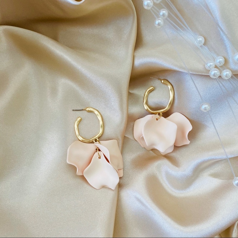 💙💕LAST ONE Cream White Flower Panel  Earrings - Picture 2 of 9